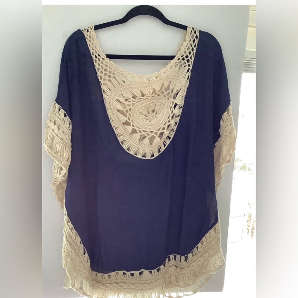 La Class Women's Lace Bohemian style hollow out poncho.
